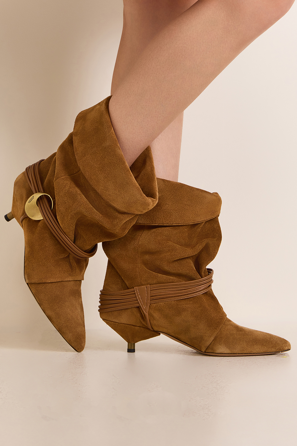 תמונת כל הלוק של מגפוני זמש